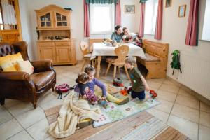 Deti v ubytovaní Ferienwohnung Stiegelbauer Fichte