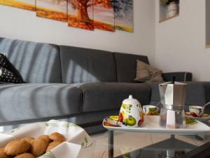 een woonkamer met een bank en een tafel met eten bij Apartment Casa 51 by Interhome in Erli