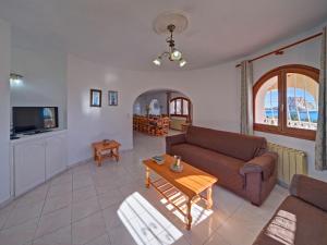 een woonkamer met een bank en een tafel bij Villa Castillo by Interhome in La Canuta