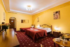 Tiso Apart Hotel في كييف: غرفة فندقية بسريرين وطاولة