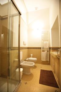 Kylpyhuone majoituspaikassa Historical Suites VVM