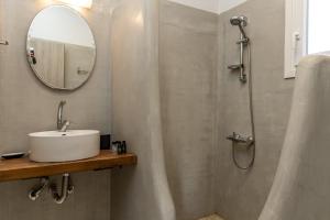 A bathroom at Helios Beach Studios
