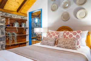 ein Schlafzimmer mit einem Bett mit Platten an der Wand in der Unterkunft King Shelter by Homie in Lanceiros