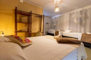 um quarto com duas camas em um quarto em Pousada Recanto da Mata em Arraial d'Ajuda