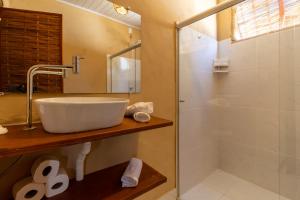 um banheiro com pia e chuveiro em Pousada Recanto da Mata em Arraial d'Ajuda mais 48 fotografias