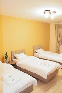Łóżko lub łóżka w pokoju w obiekcie Redwood Hostel