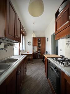 una cucina con lavello e fornello forno superiore di S&S a Palermo