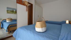 ビビオーネにあるAppartamenti Toninのベッド1台(バスケット付)が備わる客室です。