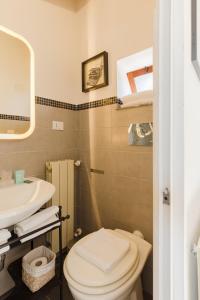 ein Bad mit einem WC und einem Waschbecken in der Unterkunft La mansarda del Papa - Zen Real Estate in Rom