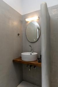 A bathroom at Helios Beach Studios