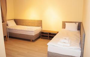 Łóżko lub łóżka w pokoju w obiekcie Redwood Hostel