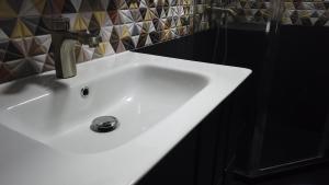 lavabo blanco con grifo en el baño en Annas Glamping en Batumi