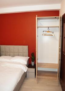 Łóżko lub łóżka w pokoju w obiekcie Redwood Hostel