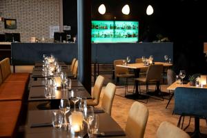 una fila di tavoli e sedie in un ristorante di Park Inn by Radisson Oslo Airport Hotel West a Gardermoen