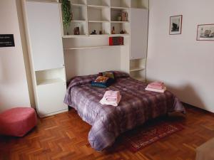 サン・クイーリコ・ドルチャにあるLa Casa di Enricoのベッドルーム1室(ベッド1台、タオル2枚付)