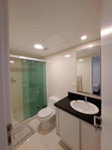 uma casa de banho com um WC, um lavatório e um chuveiro em Dpto entero Condominio Altamira em Colonia Mariano Roque Alonso