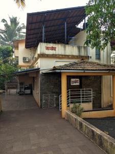 Un edificio con un cartel en el costado. en Sakhey Homestay, en Ratnagiri
