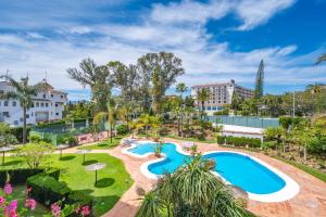 ein Bild eines Pools in einem Resort in der Unterkunft Confortable estudio en medina garden ref 332 in Marbella