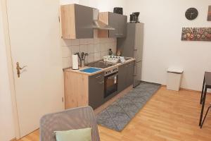 cocina con fregadero y fogones horno superior en Gemütliches Apartment nahe der Elbe, en Magdeburgo