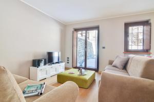 a living room with two couches and a coffee table at Appartamenti Residenza Anderbatt in Gressoney-la-Trinité
