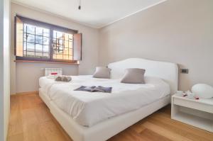a bedroom with a large white bed with a window at Appartamenti Residenza Anderbatt in Gressoney-la-Trinité