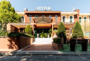 Facciata o entrata di HOTEL QUERINI Business Hotel Sandrigo