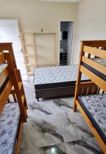 Giường trong phòng chung tại Sobrado Residencial Pereira Matinhos +3 ảnh