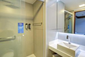 FAST SLEEP Guarulhos by Slaviero Hotéis的一间浴室