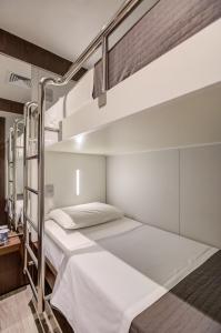 a bedroom with two bunk beds and a staircase at FAST SLEEP Guarulhos by Slaviero Hotéis in Guarulhos