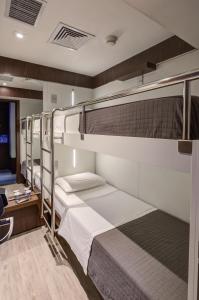 瓜鲁柳斯FAST SLEEP Guarulhos by Slaviero Hotéis的一间卧室配有双层床。