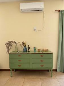 vestidor verde en una habitación con ventilador en Departamento entre cerros y cielo en Salta