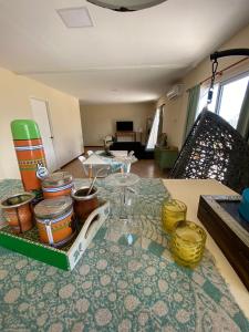 una sala de estar con una mesa con tazones y jarras en Departamento entre cerros y cielo en Salta