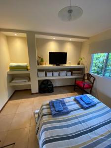 Un dormitorio con una cama con toallas azules. en Departamento entre cerros y cielo en Salta