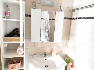 ein Bad mit einem Waschbecken und einem Spiegel in der Unterkunft Travelers Stasis Nafpaktos in Nafpaktos