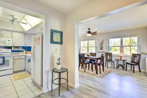 Nhà bếp/bếp nhỏ tại Venice Home with Private Pool, 7 Mi to Beach!