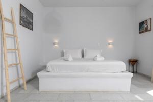 A bed or beds in a room at Helios Beach Studios