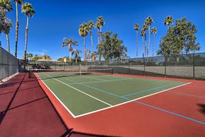 Tereni za tenis i/ili skvoš u sklopu objekta Palm Desert Vacation Rental with Pool Access! ili u blizini