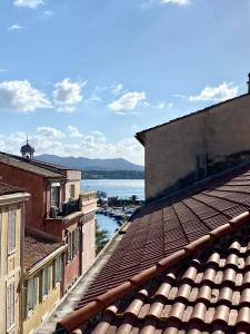 une vue sur l'eau depuis les toits des bâtiments dans l'établissement les Chambres Tropéziennes, à Sanary-sur-Mer