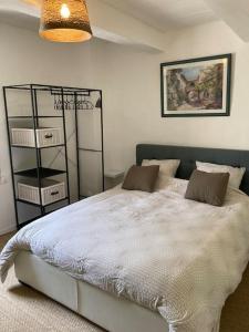ein Schlafzimmer mit einem großen weißen Bett in einem Zimmer in der Unterkunft Petite Maison en Provence in Plaisians