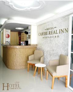 una sala de espera con 2 sillas y una mesa en Hotel Caribe Real Inn en Santa Marta