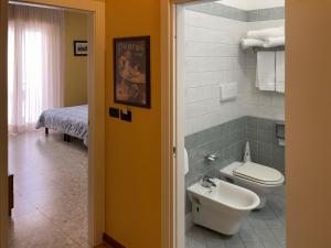 ein Bad mit einem WC und einem Waschbecken in der Unterkunft La Lanterna in Silvi Marina