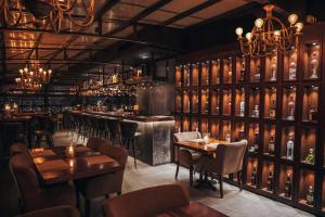 ein Restaurant mit Tischen und Stühlen und einer Bar in der Unterkunft Ankars Suites & Hotel in Ramallah