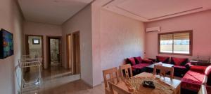 ein Wohnzimmer mit einem Sofa und einem Tisch in der Unterkunft Résidence estrella in Bouznika