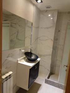 a bathroom with a black sink and a shower at Depto Nuevo Belgrano in Villa Mercedes