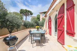 un patio avec une table, des chaises et un grill dans l'établissement LAURIERS Splendide provencale Charming Villa with jacuzzi at 200m from beaches of Juan, à Antibes