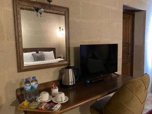 TV a/nebo společenská místnost v ubytování Virtus Cappadocia Hotel Göreme