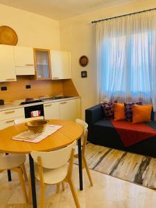 Il comprend une cuisine et un salon avec une table et un canapé. dans l'établissement Veba Ferrara Centro, à Ferrare