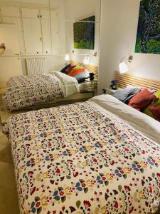 - une chambre avec 2 lits avec un couvre-lit floral dans l'établissement Veba Ferrara Centro, à Ferrare
