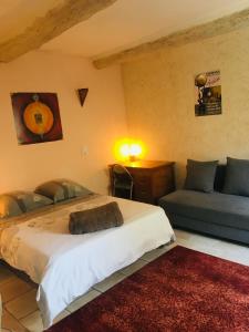 サリアンにあるLa Villa d'Arthureのベッドルーム1室(ベッド1台、ソファ、椅子付)