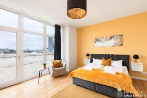 - une chambre avec un lit et une grande fenêtre dans l'établissement Pineapple Apartments Penthouse am Zwinger - 162 qm - 1x free parking, à Dresde